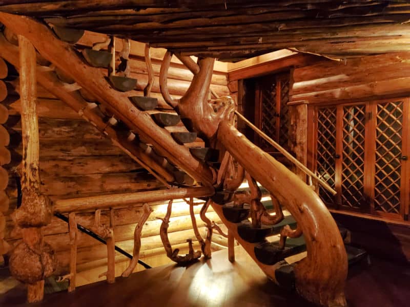 https://www.parkrangerjohn.com/wp-content/uploads/2020/03/stairwell-in-Old-Faithful-Lodge.jpg