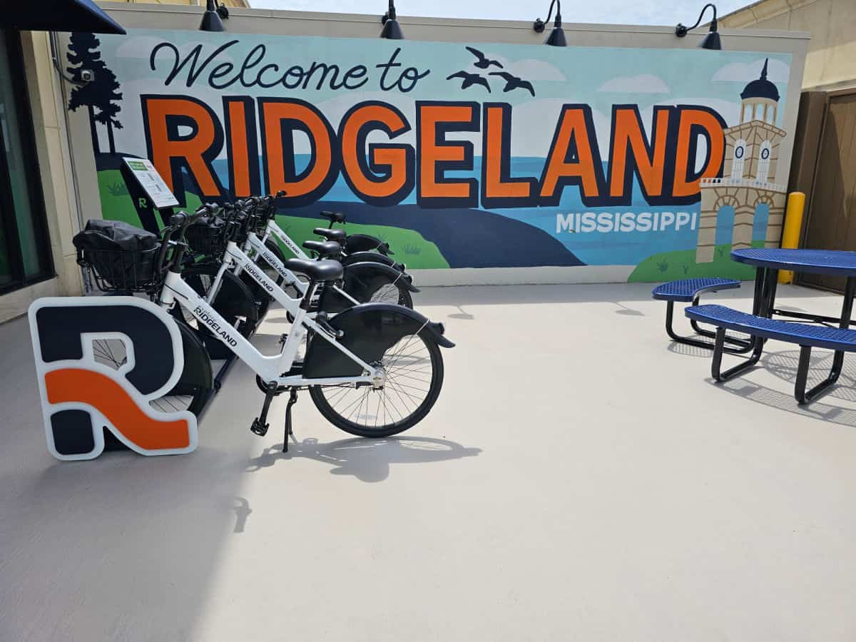 Welcome to Ridgeland mural behind a row of bikes