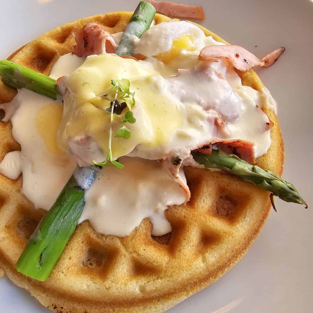 Waffle with poached egg, asparagus and shaved ham. 