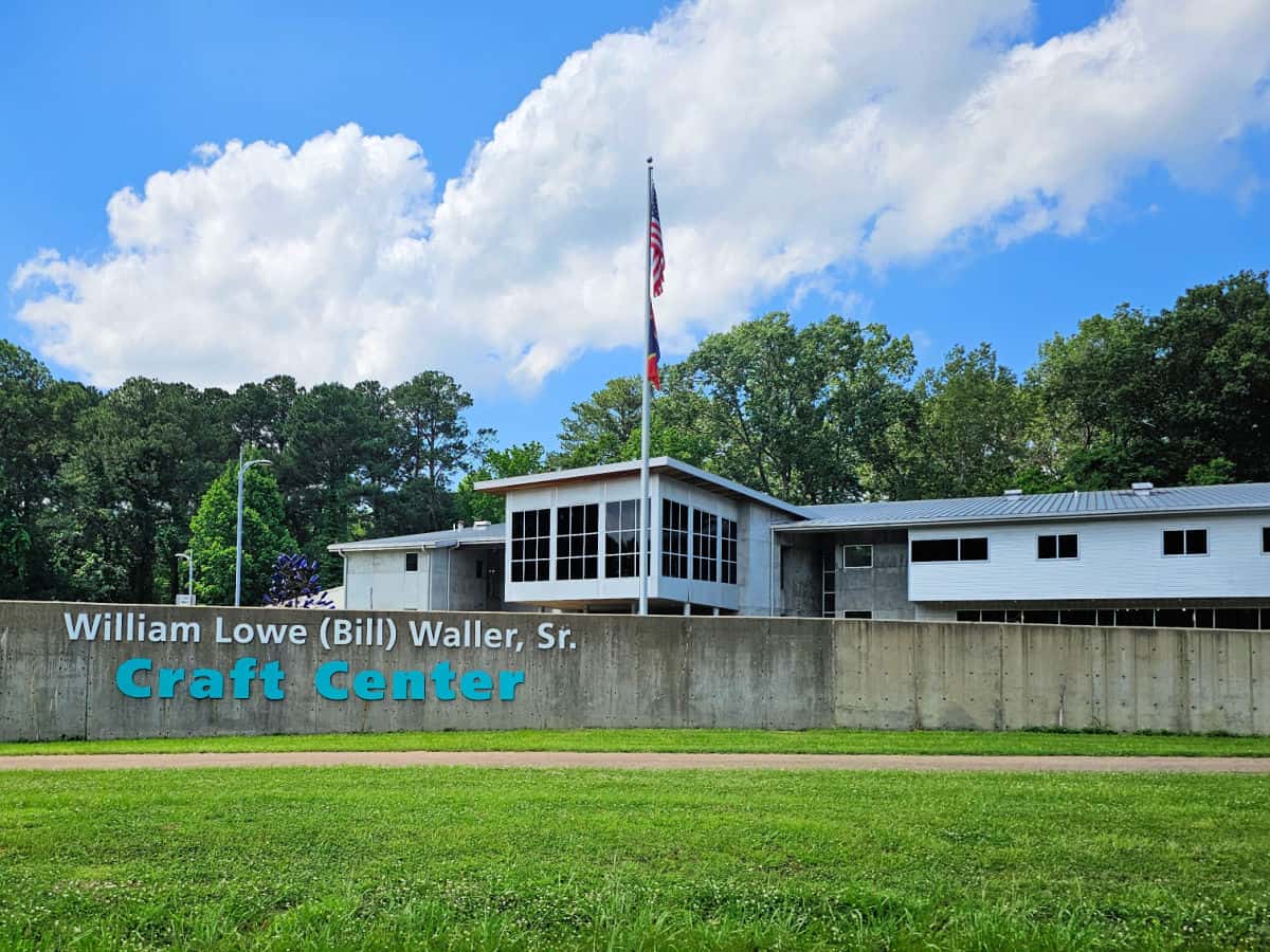 Bill Waller Craft Center next to the Natchez Trace Parkway