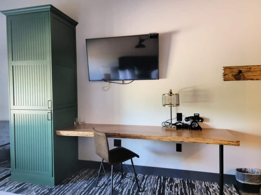 Cantilever Hotel room with desk and tv